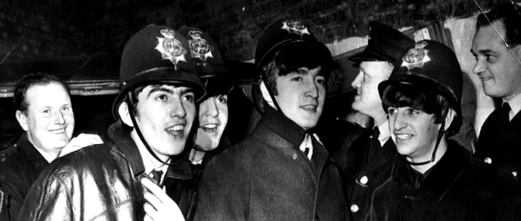 IMAGINI RARE. Membrii trupei Beatles, în uniforme de poliție 