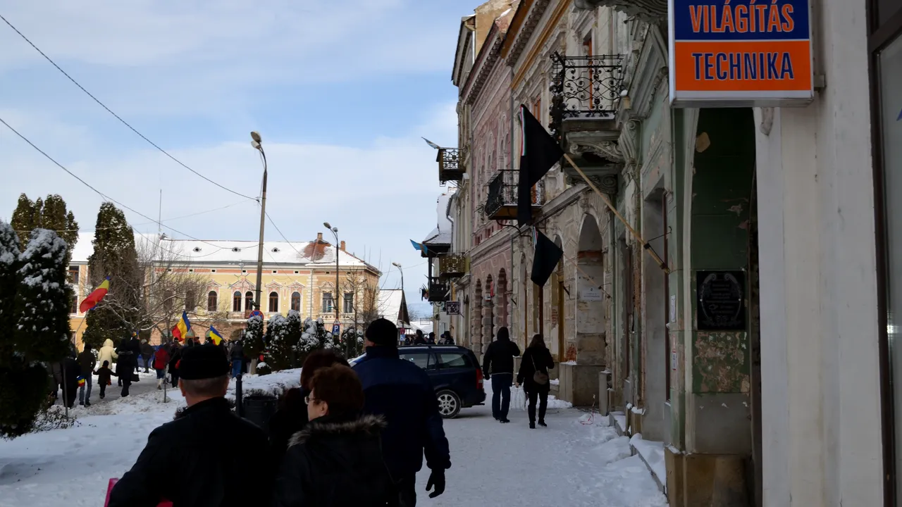 Prefectul de Covasna cere anchetă după arborarea unor drapele de doliu pe case, de 1 Decembrie