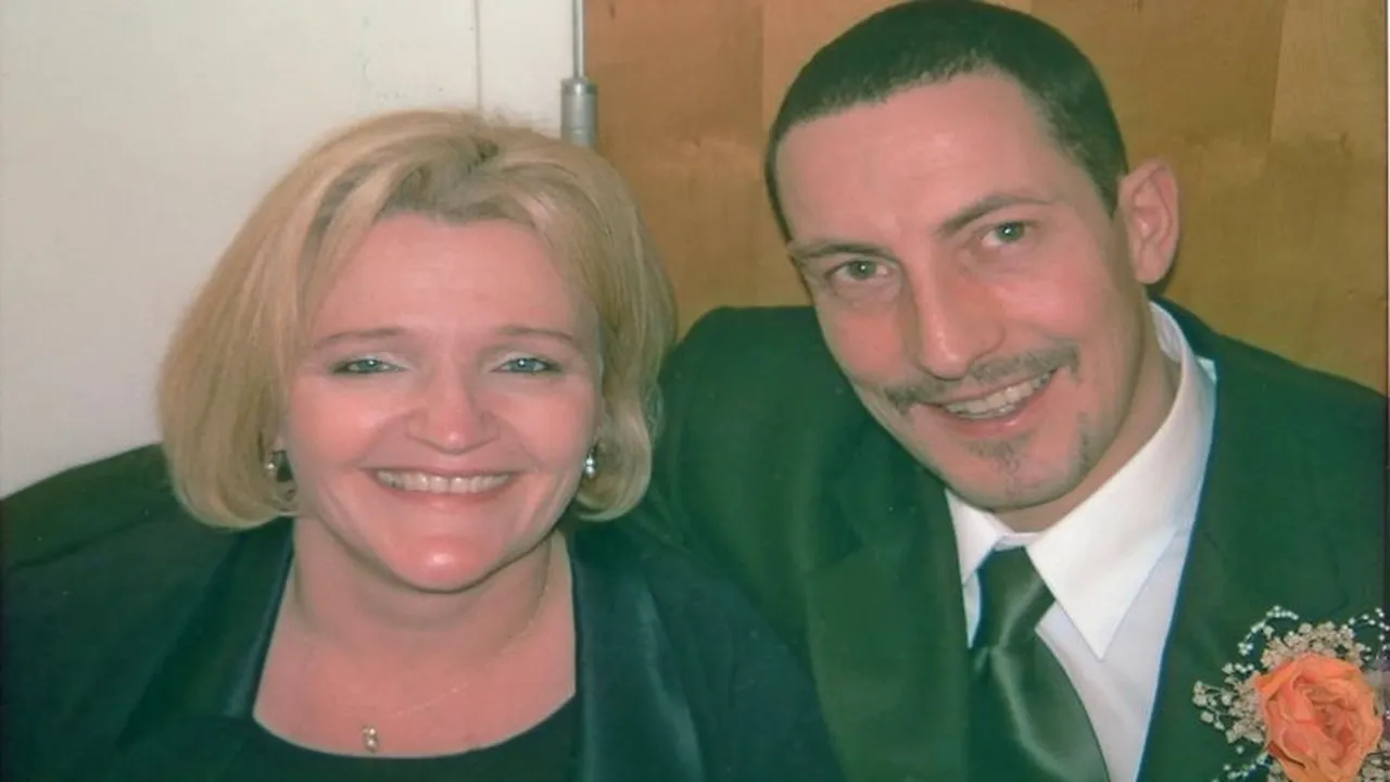 Un soț și o soție s-au recăsătorit ca un cuplu de lesbiene, după ce bărbatul a făcut operație de schimbare de sex: Viața noastră amoroasă este excelentă acum