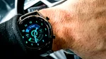 Amendă de 350 de euro și 30 de zile fără permis pentru șoferii care conduc prin Grecia cu smartwatch-ul la mână. Explicația autorităților elene
