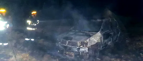 O mașină a ars complet pe un câmp din Giurgiu, după ce șoferul a turat motorul până a luat foc vegetația