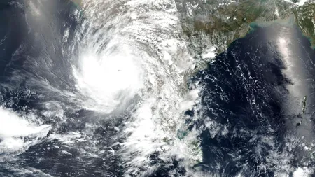 India evacuează 135.000 de oameni, în timp ce ciclonul Tauktae, cel mai puternic din ultimele două decenii, urmează să lovească în această seară