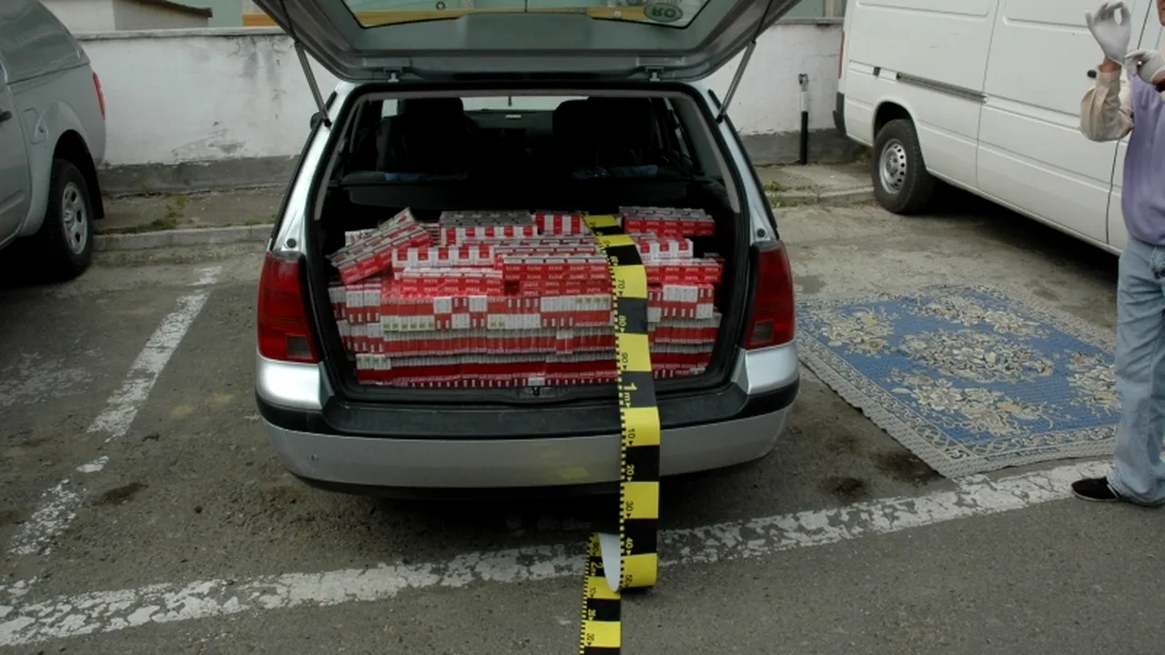 Țigări de contrabandă în valoare de peste 125.000 lei, găsite într-un autoturism abandonat în Suceava

