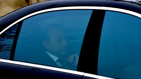 Incident la vizita președintelui la o mănăstire din Bistrița. Un bărbat s-a așezat în fața mașinii lui Băsescu