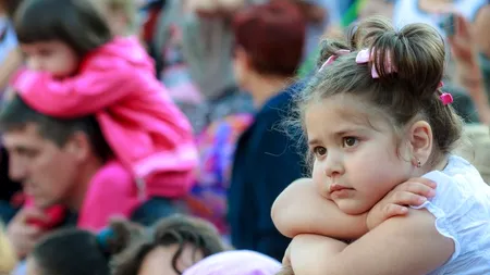 Camera Deputaților: Părinții care pleacă la muncă în străinătate trebuie să anunțe autoritățile
