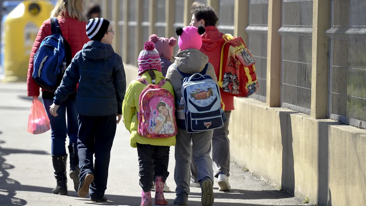 A luat 6.000 lei credit pentru o excursie cu copii săraci, de Centenar. Gestul impresionant al unui profesor din România