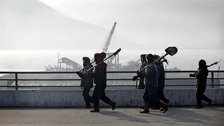 Viața nord-coreenilor se desfășoară între propagandă și complot american. 