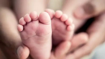 O fetiță de doar 5 luni, arsă cu ulei încins din cauza neatenției părinților săi. Mama și tatăl copilei s-ar fi aflat într-o dispută