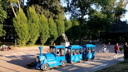 Un trenuleţ electric de agrement s-a răsturnat, la Bistrița. Trei fetițe au ajuns de urgență la spital