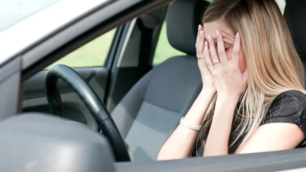 O ieșeancă s-a trezit cu zeci de AMENZI după ce și-a vândut mașina. Ce pățești dacă nu înmatriculezi autovehiculul pe numele tău