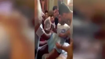 Taina Botezului, batjocorită de romi într-o biserică din România. Reacția Patriarhiei după ce au văzut imaginile umilitoare