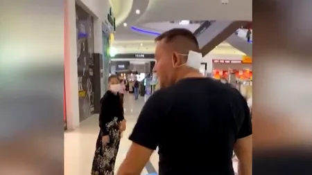 GÂNDUL LIVE. Imagini revoltătoare cu un bărbat care intră în mall fără mască și îl ia peste picior pe paznic!