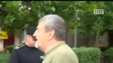 Un bărbat din Bistrița a înfășurat sârmă ghimpată pe un cireș 