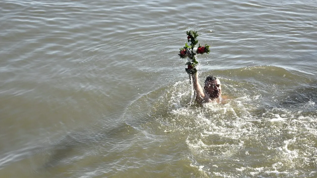 Campioană balcanică la triathlon, agresată în largul mării de un tânăr care i-a smuls din mâini crucea de Bobotează/ Replica lui IPS Teodosie
