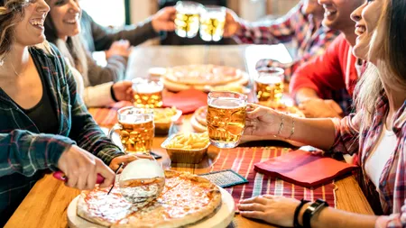 Vești bune pentru salariații români! Senatorii PNL și PSD propun ca ziua de naștere a acestora să fie „liberă și plătită” de către angajator