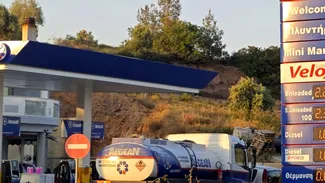 Cât costă benzina și motorina în Grecia? Imagini realizate de un turist român uimit, într-o benzinărie din Thassos: „În caz că veniți de Rusalii”