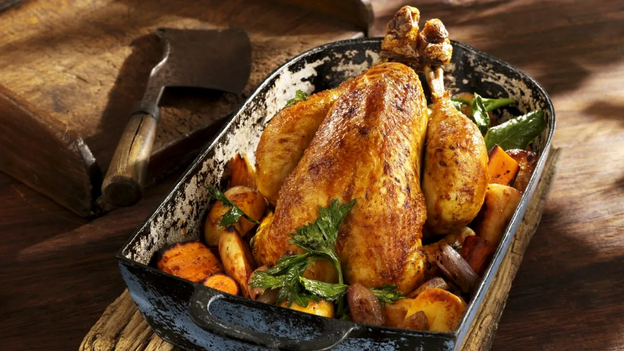 INGREDIENTUL care costa 2 lei și care face carnea de pui suculentă și gustoasă. Secretul bucătarilor pentru cea mai bună friptură de sărbători