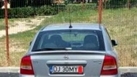 Ce au făcut acești muncitori din Craiova, trimiși să toarne asfalt într-o parcare, când au întâlnit o mașină drept „obstacol în calea lucrării