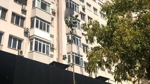 Incendiu violent produs într-un bloc din Capitală. Locatarii nu pot coborî din cauza temperaturii ridicate (VIDEO)
