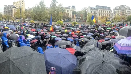 Sute de susținători ai lui Călin Georgescu au ocupat Splaiul din fața Curții de Apel, în așteptarea soluției la contestația făcută de DIICOT. Se scandează: „Eliberați-l”!