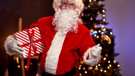 Ce tarif are Moş Crăciun în 2025, cu barbă naturală sau artificială. Care este cea mai ieftină opţiune