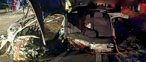 O mașină s-a rupt în două, pe un drum din Suceava, după impactul cu un stâlp de electricitate. Șoferul, un tânăr de 20 de ani, nu a avut nicio șansă de supraviețuire