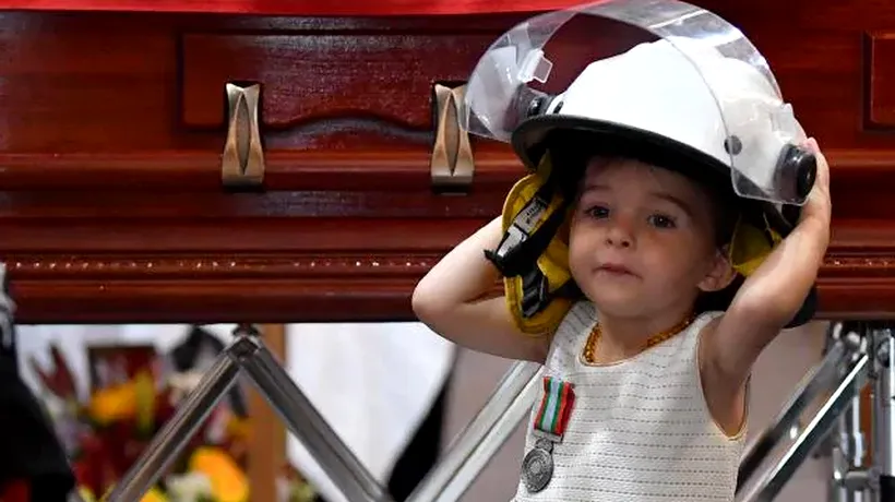 Imagini sfâșietoare. Fetiță fotografiată în timp ce se juca lângă sicriul tatălui său, pompier ucis la datorie, în Australia: „Tatăl tău a murit ca un erou