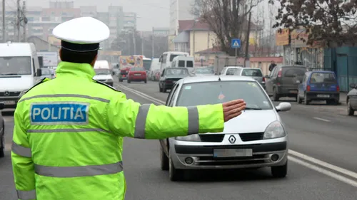 Polițist luat pe capota mașinii de către un taximetrist care a refuzat să oprească