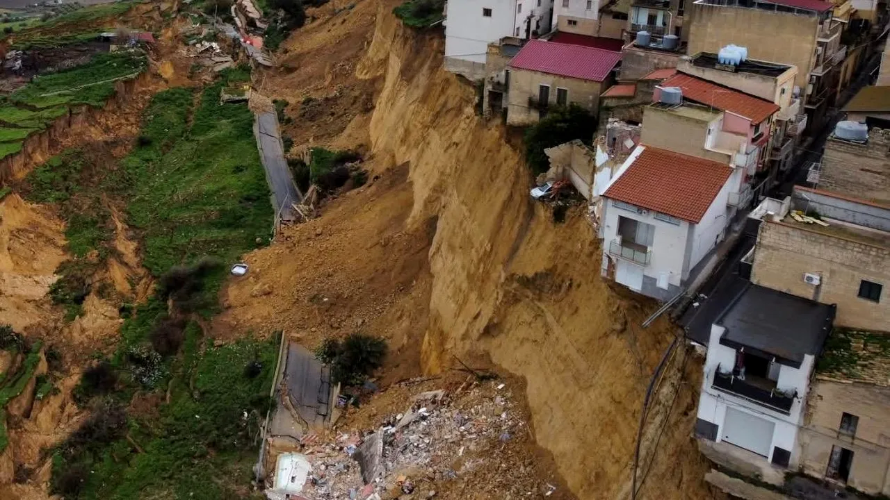Alunecare de teren masivă în Sicilia: casele se clatină pe marginea unei prăpastii din orașul Niscemi. 1.500 de persoane, evacuate