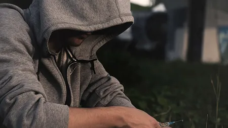 Scene apocaliptice într-o mare capitală din Europa. Oamenii care consumă acest DROG devin „morți umblători”