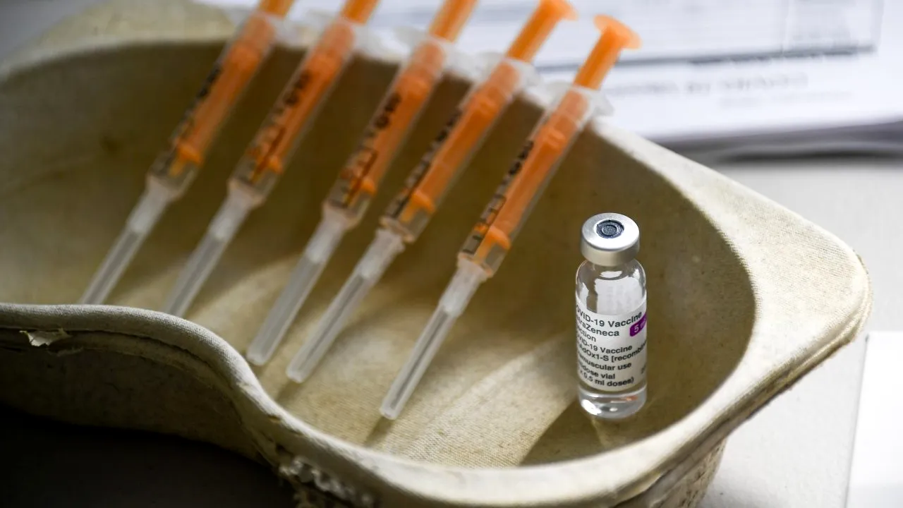 Cheaguri de sânge pot să apară după administrarea vaccinului AstraZeneca, cu rată ridicată a mortalității, spun oameni de știință