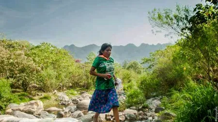 Povestea incredibilă a tinerei care a alergat 50 de kilometri încălțată în sandale de cauciuc. Aceasta nu e cea mai mare performanță a ei