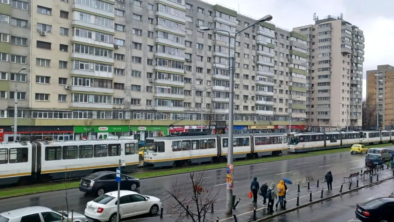 ACCIDENT grav în București: o persoană a fost lovită de tramvai. Circulația tramvaielor pe liniile 55 și 14 este blocată