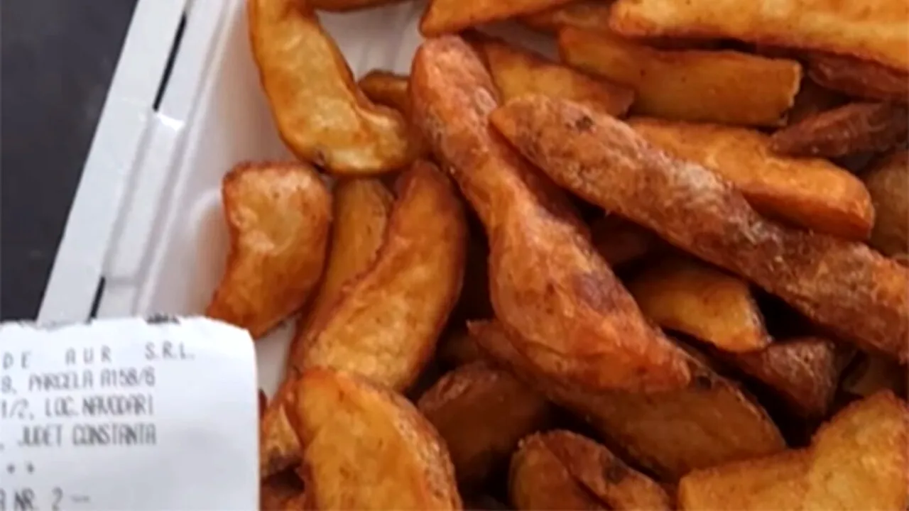 În Mamaia, CARTOFII sunt mai scumpi decât fructele de mare! Cât a dat un turist pe o porție de cartofi prăjiți