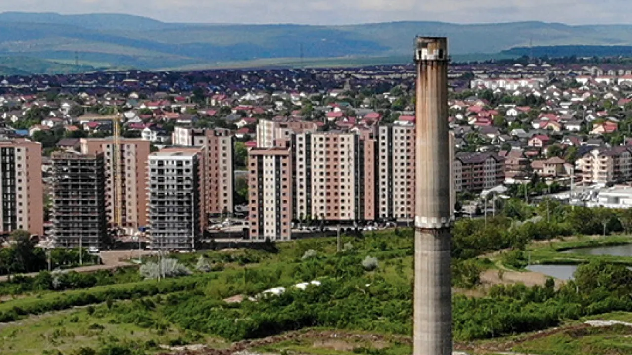 Demolare spectaculoasă la Iași. Un coș de fum de 80 de metri va fi DETONAT pentru a face loc unui nou proiect ambițios