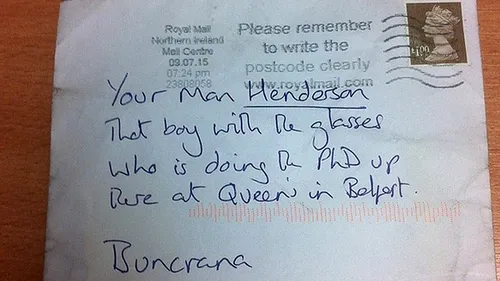 A vrut să testeze eficiența poștei și a scris pe plic doar atât: ''Pentru Henderson, băiatul cu ochelari care face un doctorat''. Ce s-a întâmplat cu scrisoarea