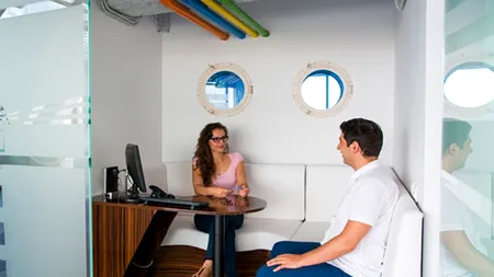 Compania din România care își ține interviurile de angajare pe un iaht 