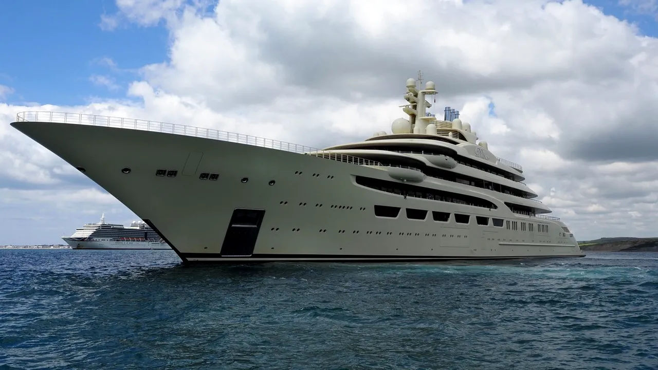 Echipajul mega-iahtului Dilbar al miliardarului rus Alisher Usmanov a fost concediat. Cum arată nava și de câți oameni are nevoie pentru a funcționa