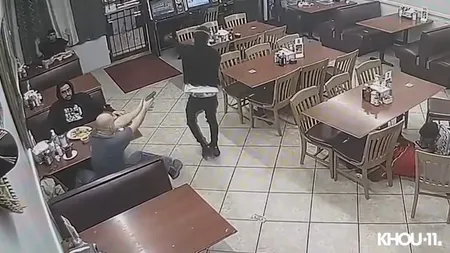 Un hoț a fost împușcat mortal de un client într-un restaurant din Texas. Imaginile au fost surprinse de camerele de supraveghere | VIDEO