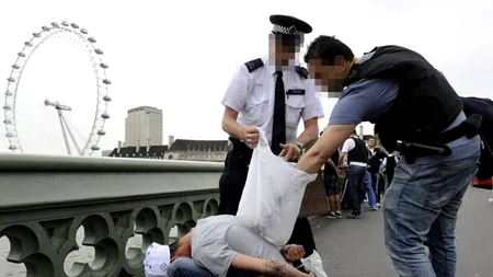 Doisprezece români suspectați de escrocherie, arestați în cursul unei operațiuni inedite, la Londra