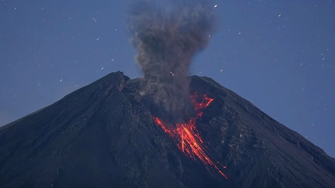 Vulcanul Semeru a erupt din nou. Mii de locuitori de pe insula Java, evacuați | VIDEO