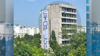 Un banner uriaş cu mesajul „STOP LGBT” a fost instalat pe o clădire abandonată din Bucureşti. Poliţia Capitalei a demarat o anchetă