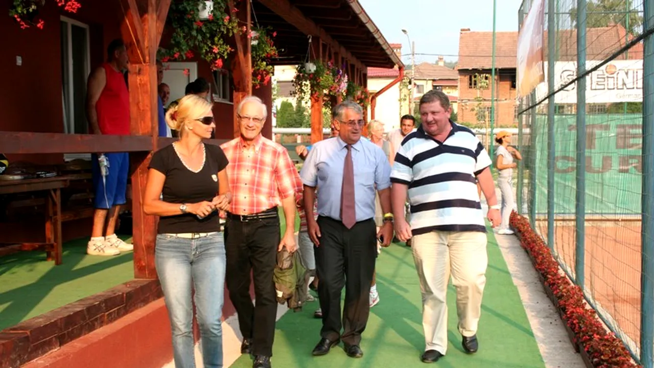 Președintele Tennis Europe, Jacques DuprÃ©, le transmite succes juniorilor de la Argeș Cup