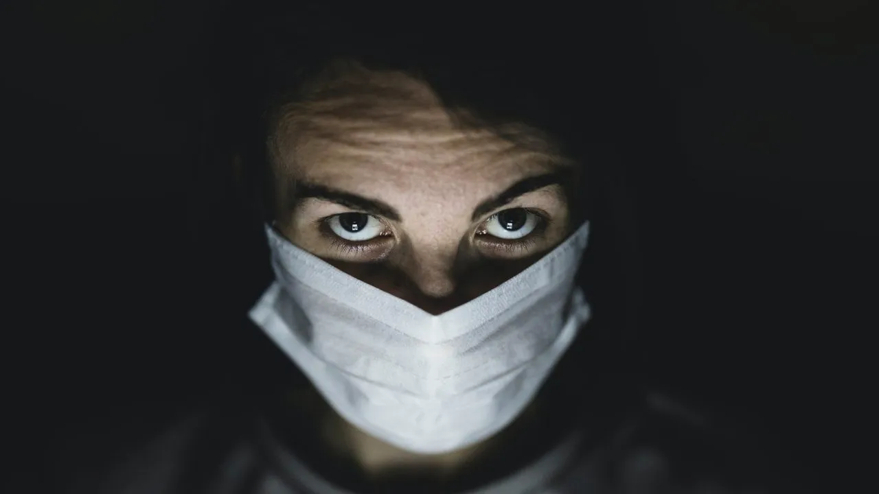 ICCJ: Infractorii care comit furturi cu masca sanitară pe față, fapta va fi încadrată la forma agravantă a infracţiunii