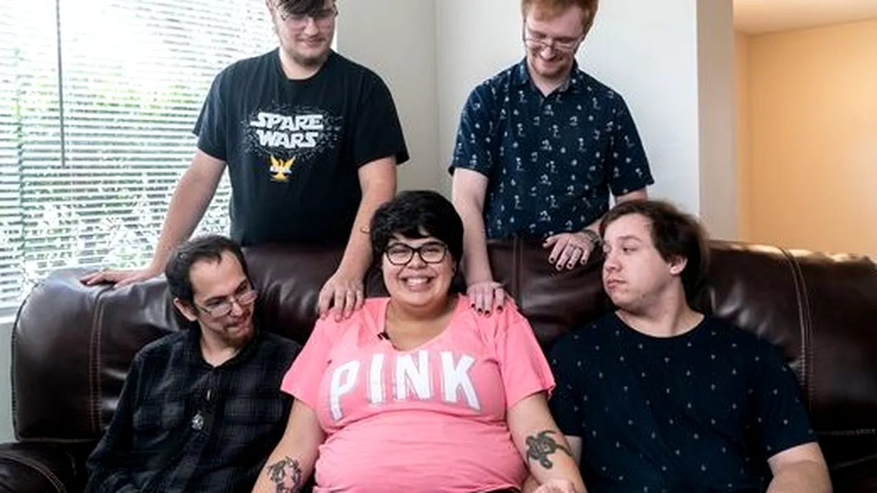 O femeie însărcinată își va crește fetița cu toți cei patru iubiți ai săi: Avem o relație poliamoroasă și îi iubesc pe toți