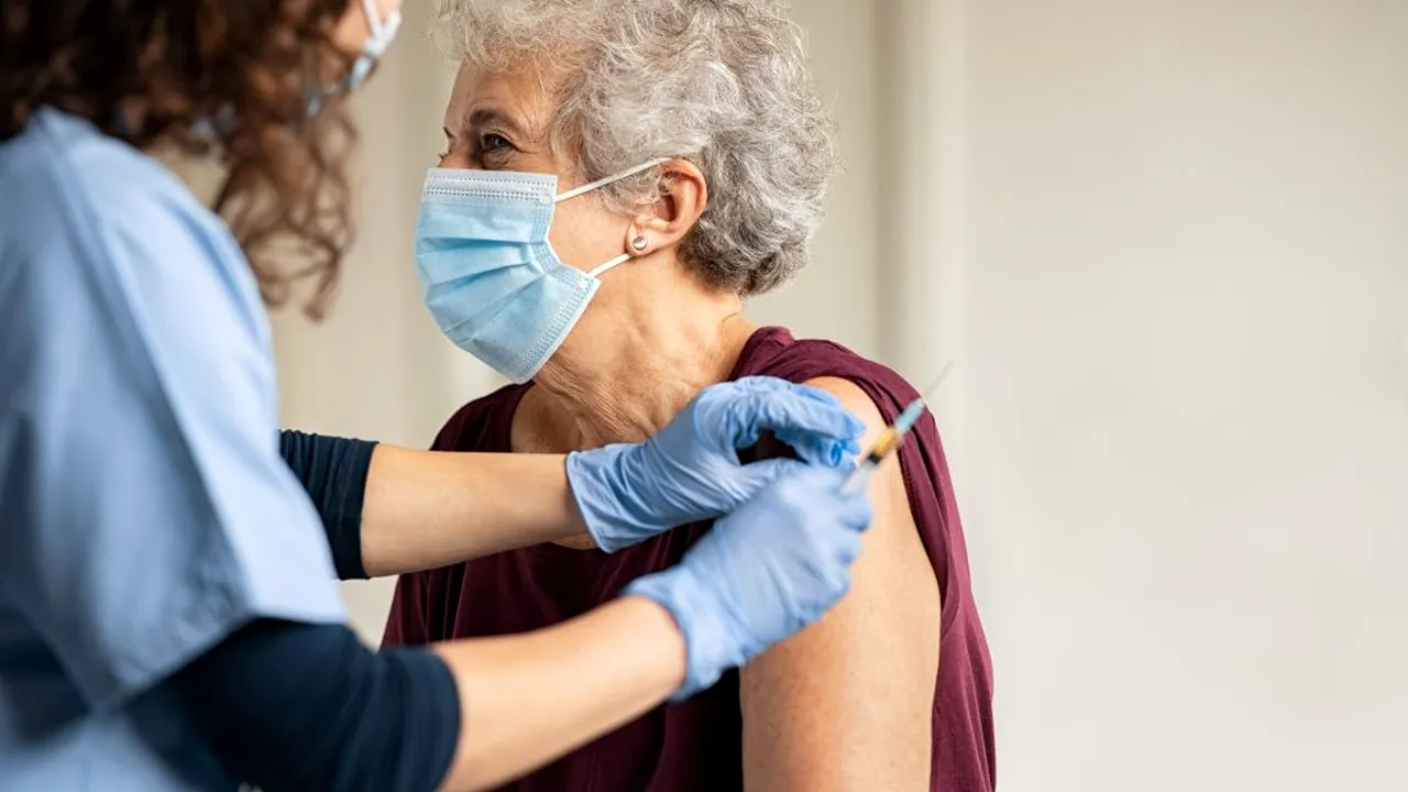 CNCAV: Persoanele care fac dializă și cele nedeplasabile vor putea fi vaccinate în etapa a II-a, fără programare