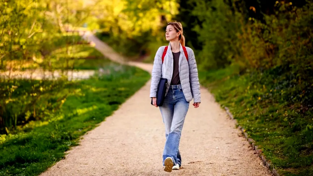 Ce ar trebui să faci în timpul unei plimbări pentru a arde mai multe calorii