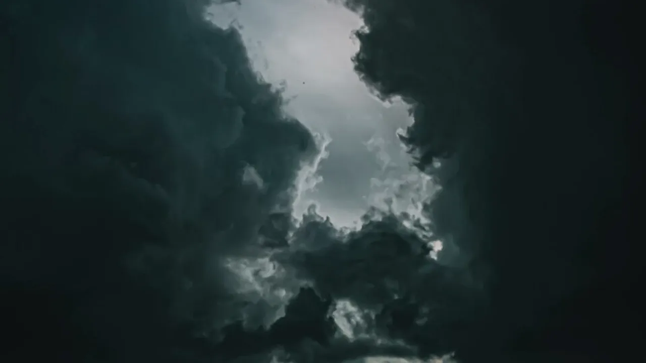 România, sub COD de vreme rea: ANM anunță căderi de grindină, averse torențiale și descărcări electrice! Care sunt zonele afectate