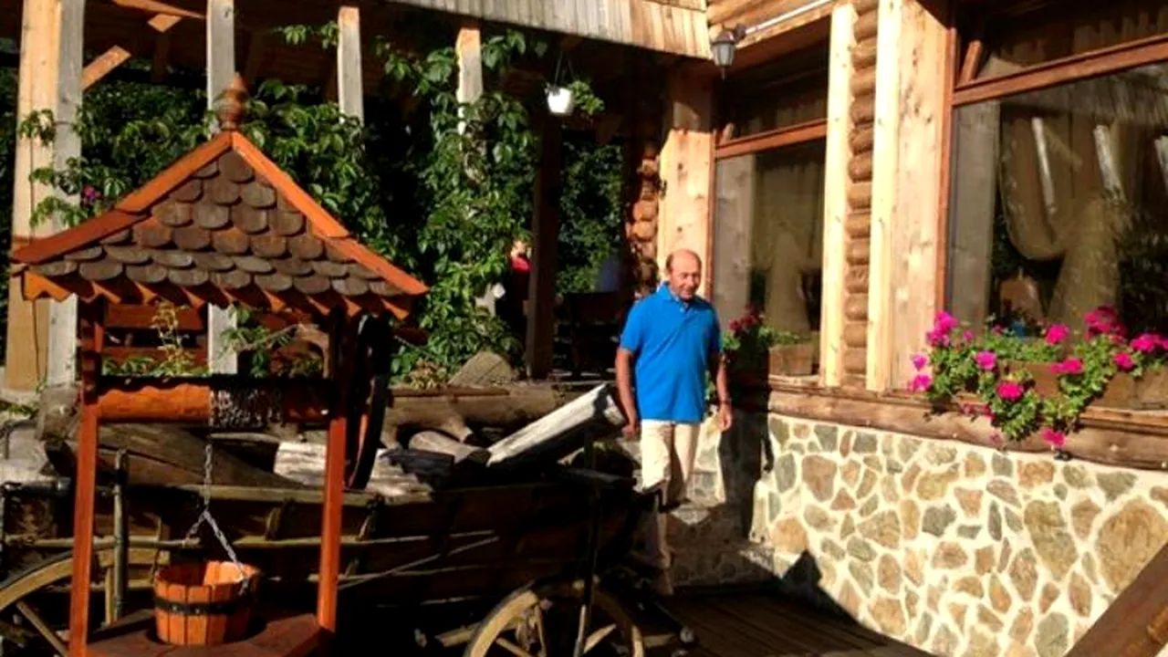 Traian Băsescu a sosit la Târgul de Fete de pe Muntele Găina