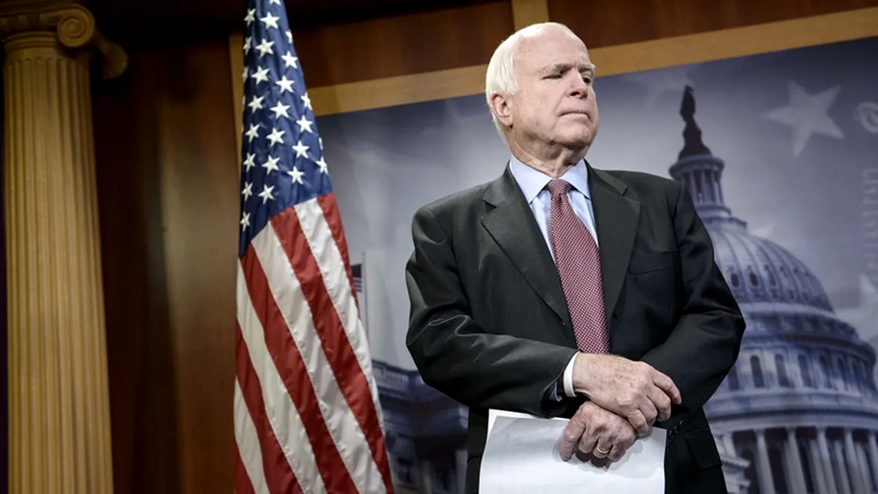 De pe patul de spital, senatorul John McCain a cerut ca Donald Trump să nu participe la funeraliile sale